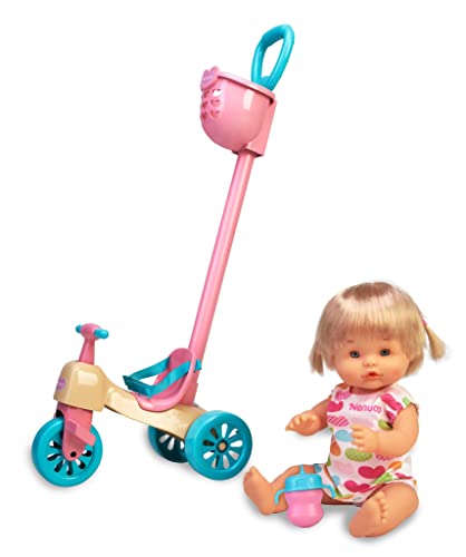 Nenuco - Triciclo, Set de Juguete con muñeco Infantil para Bebe, Accesorios y Triciclo con Ruedas y cinturón para llevarlo Siempre contigo, para niñas y niños de 3 años, Famosa (700017103)